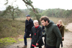 Une famille se balade en forêt en Belgique et aborde des questions de succession.